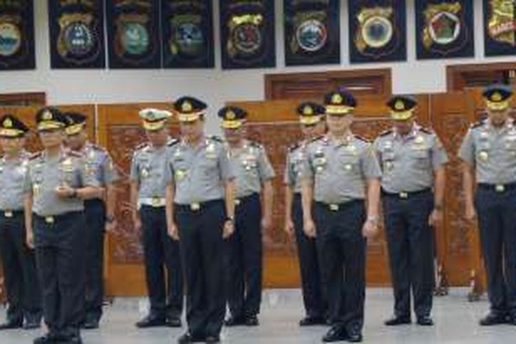 Sejumlah perwira tinggi Polri ditingkatkan pangkatnya oleh Kapolri Jenderal Badrodin Haiti di Mabes Polri, Jakarta (23/5/2016).