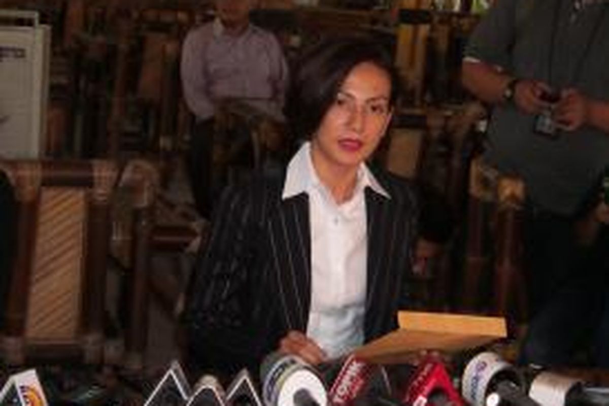 Wanda Hamidah saat mengumumkan seputar pemberhentiannya dari PAN, Selasa (16/9/2014)