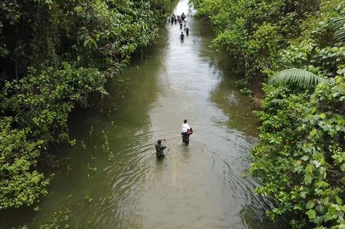 Cerita Aiptu Salim Terobos Banjir di Fakfak demi Selamatkan Ibu Hamil yang Hendak Melahirkan