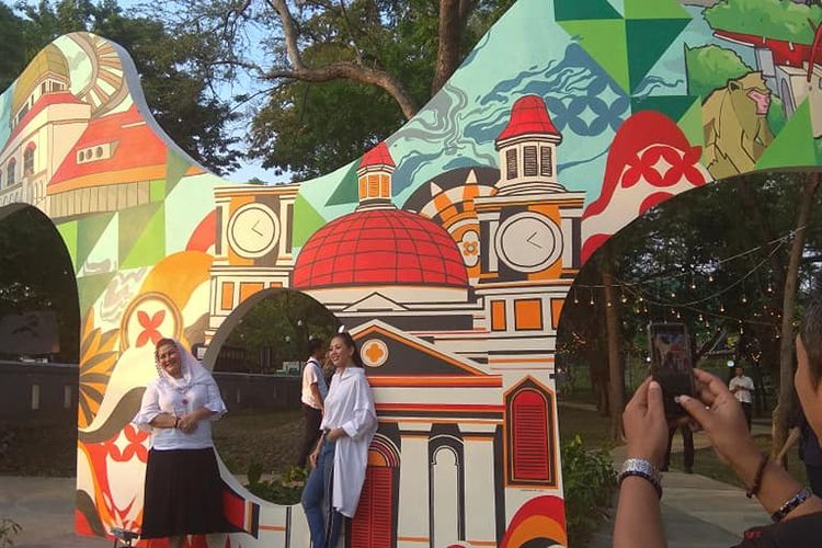 Gerbang Mural karya 5 seniman muda Semarang (Puthut Aldoko Wilis, Arief Hadinata, Azis Wicaksono, Guruh Indra W dan Muhammad So?if).