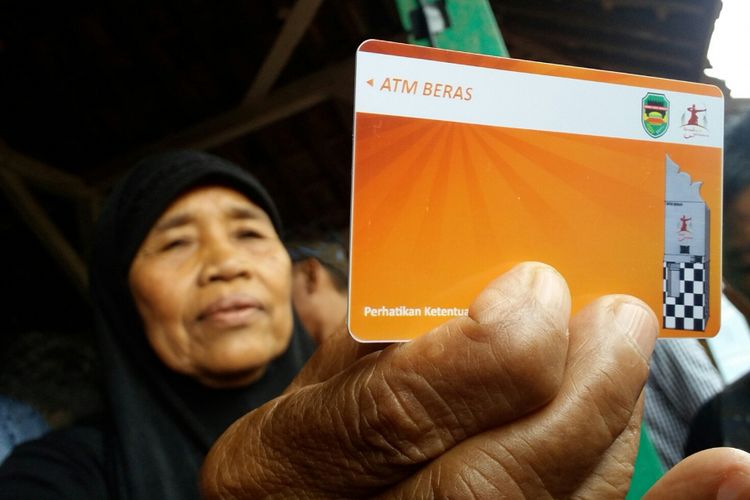 Salah seorang warga Kecamatan Bungursari, Kabupaten Purwakarta, menunjukkan ATM Beras melalui program Bank Perelek yang dilaunching, Kamis (1/6/2017).