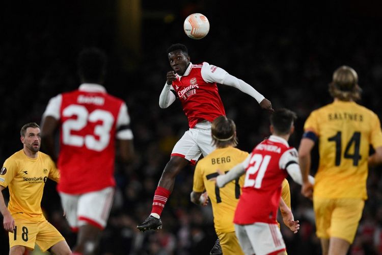 Striker Arsenal, Eddie Nketiah, saat menanduk bola dalam pertandingan Arsenal vs Bodo/Glimt pada lanjutan Grup A Liga Europa 2022-2023 di Stadion Emirates, Jumat (7/10/2022) dini hari WIB. (Foto oleh Daniel Leal/AFP)