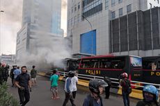 2 Bus Polisi Terbakar di Dekat Fly Over Slipi, Kacanya Pecah