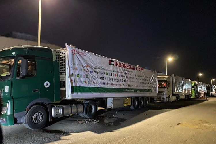 Dompet Dhuafa dan IHA berangkatkan belasan truk berisi bantuan untuk Rakyat Palestina dari Mesir menuju Gaza, Palestina, Senin (27/11/2023) malam.

