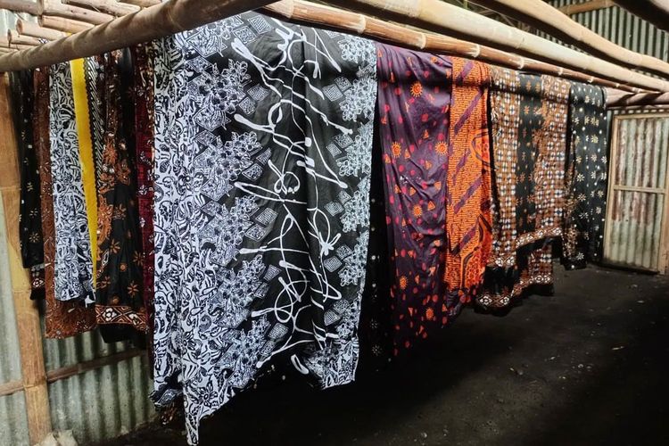 Contoh produk batik yang sedang dijemur di Batik Sembung, Kulon Progo, Yogyakarta. 