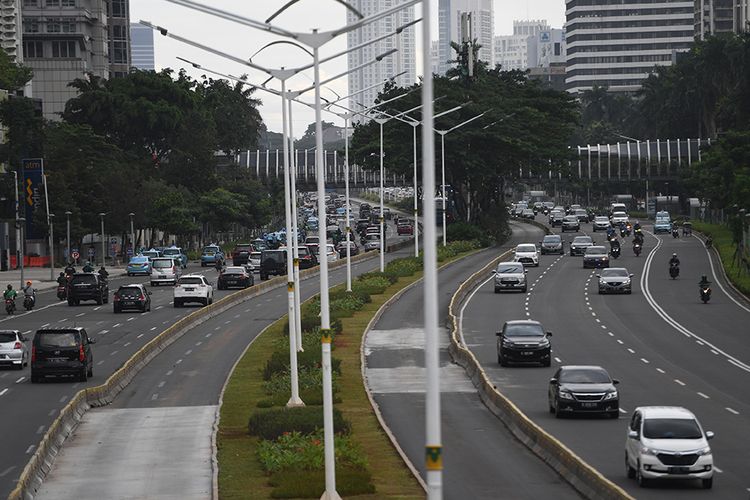 Kendaraan melintas di Jalan Jenderal Sudirman, Jakarta, Selasa (7/4/2020). Pemerintah telah resmi menetapkan Pembatasan Sosial Berskala Besar (PSBB) di wilayah DKI Jakarta dalam rangka percepatan penanganan COVID-19.