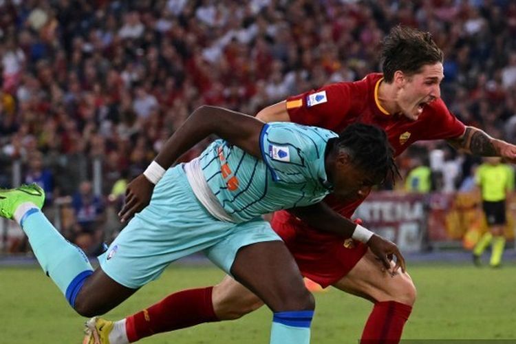 Gelandang AS Roma Nicolo Zaniolo (kanan) berduel dengan bek Atalanta Caleb Okoli pada laga pekan ketujuh Liga Italia 2022-2023 Roma vs Atalanta yang digelar di Stadion Olimpico, Roma, Sabtu (18/9/2022).