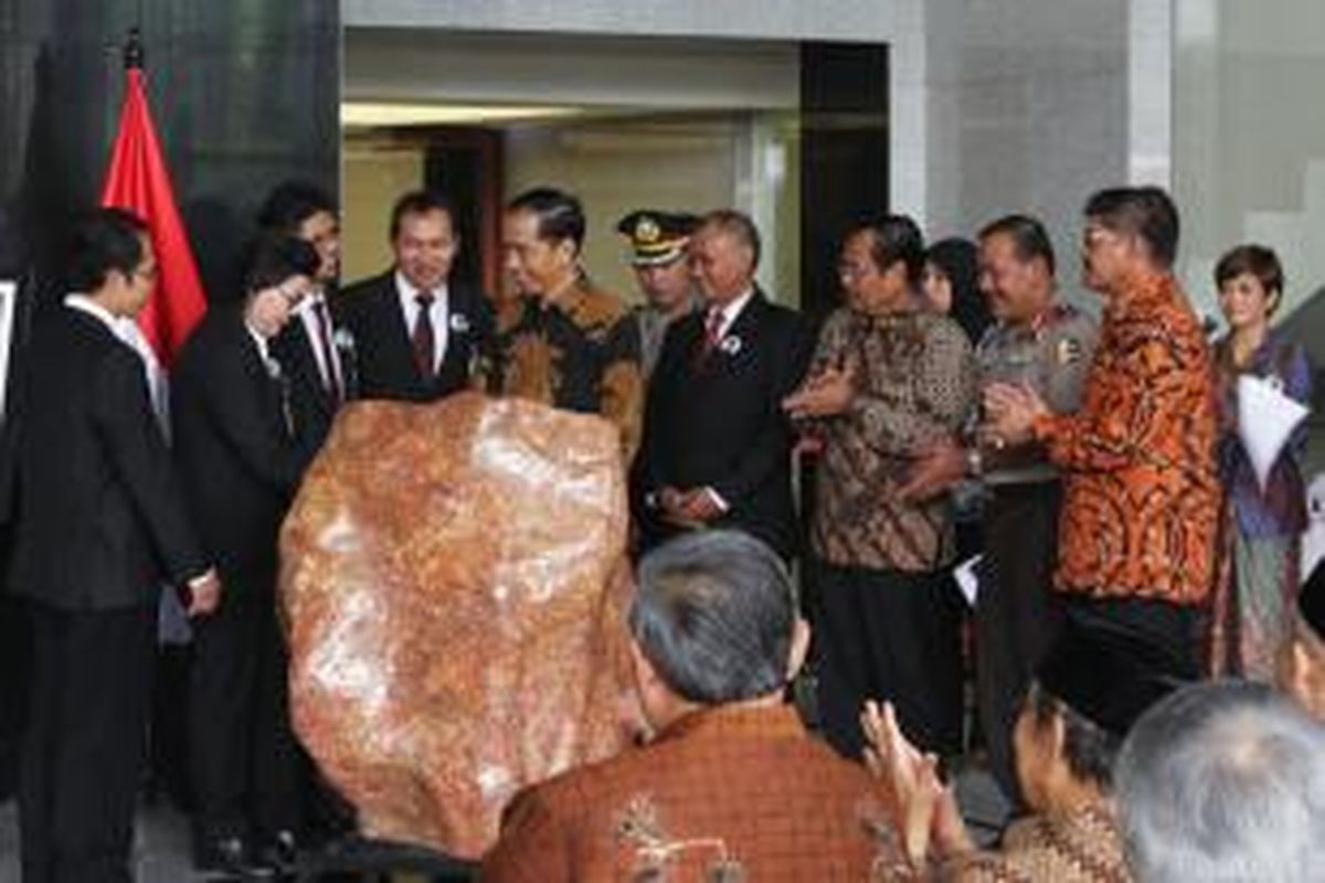 Presiden Joko Widodo didampingi Ketua KPK Agus Rahardjo dan empat Wakil Ketua KPK Basaria Pandjaitan, Laode Muhamad Syarif, Saut Situmorang, dan Alexander Marwata usai menandatangani prasasti peresmian gedung baru KPK di Jalan Kuningan Persada, Kavling C4, Jakarta Selatan, Selasa (29/12/2015).