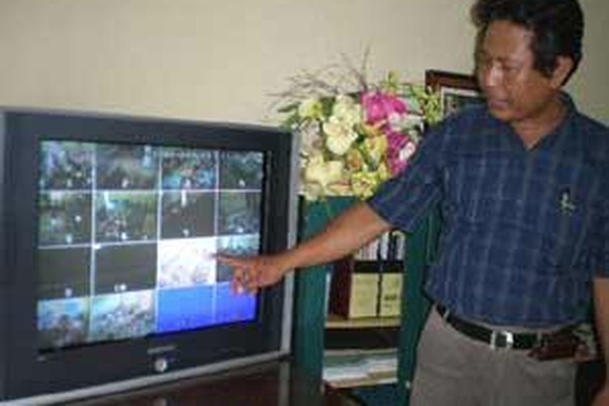 Wakil Kasek Bidang Sarana Prasarana SMAN 1 Tuban Drs Sudarji SH sedang menunjukkan pantauan 16 kamera CCTV yang dipasang di 16 ruang sekolah lewat monitor TV 24 inci yang ada di ruang kepala sekolah.