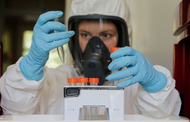 Seorang peneliti bekerja di dalam laboratorium di Institut Penelitian Gamaleya selama proses pengetesan dan produksi vaksin virus corona di Moskwa, Rusia, pada 6 Agustus 2020. Rusia mengklaim menjadi negara pertama yang menciptakan vaksin virus corona, dan diberi nama Sputnik V.