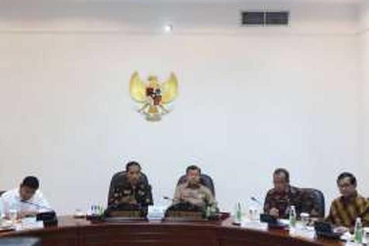 Presiden Joko Widodo dan Wakil Presiden Jusuf Kalla dalam rapat terbatas di Kantor Presiden, Selasa (27/9/2016) membahas citra Indonesia di dunia.
