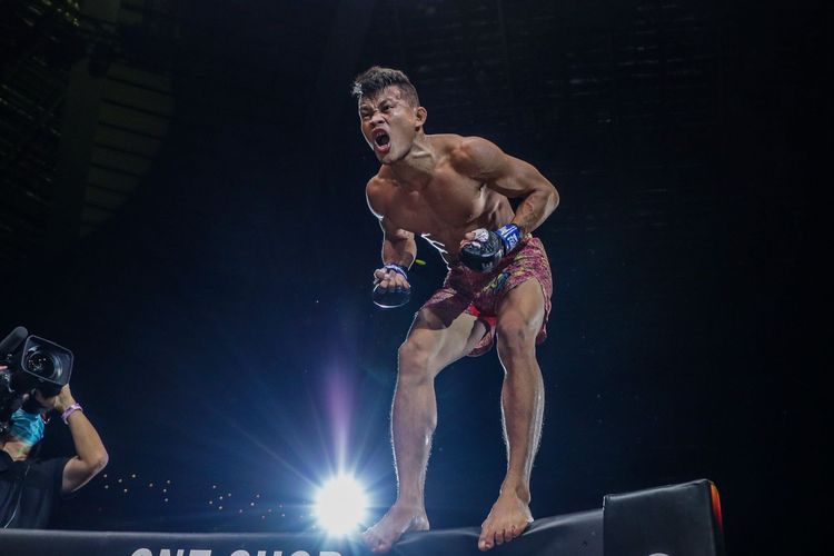 Petarung MMA asal Indonesia, Adrian Mattheis, merayakan kemenagannya atas Alex Silva di ajang ONE: LIGHTS OUT pada 11 Maret 2022.