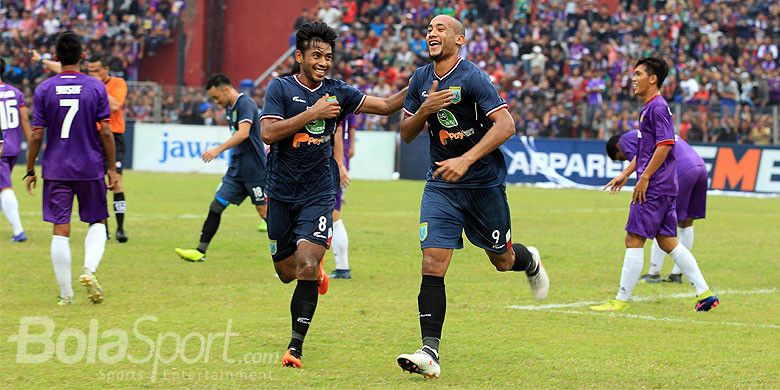 Pemain Persela Lamongan, Loris Arnaud (kanan), merayakan gol bersama rekan setimnya, Syahroni, dalam laga penyisihan Piala Indonesia 2018 zona 11 melawan Persik Kediri di Stadion Brawijaya Kediri, Jawa Timur, Selasa (15/05/2018) sore.