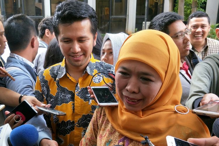 Menteri Sosial Khofifah Indar Parawansa dan Bupati Trenggalek Emil Dardak di Kantor DPP Golkar, Jakarta, Jumat (5/1/2018)