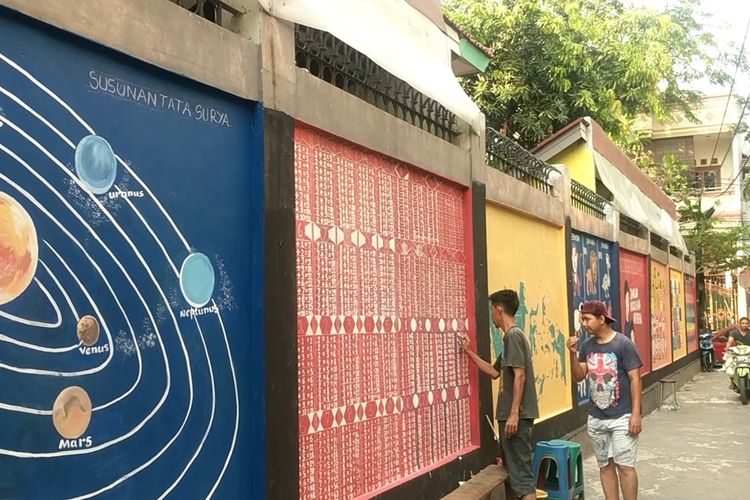 Mural bertemakan pendidikan di Kelurahan Pademangan Timur, Kecamatan Pademangan, Jakarta Utara.