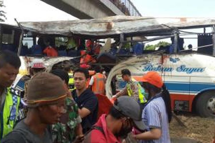 Bus Rukun Sayur menabrak pembatas jalan di KM 202 Tol Palikanci, Jawa Barat, Selasa (14/7/2015).