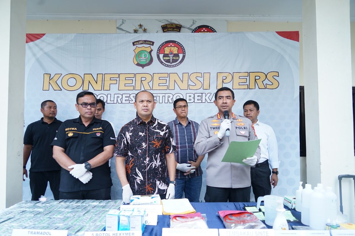 Kapolres Metro Bekasi Kombes Twedi Aditya Bennyahdi (kanan) saat rilis pers kasus peredaran narkoba berjenis tembakau sintetis di Mapolres Bekasi, Jumat (24/3/2023).