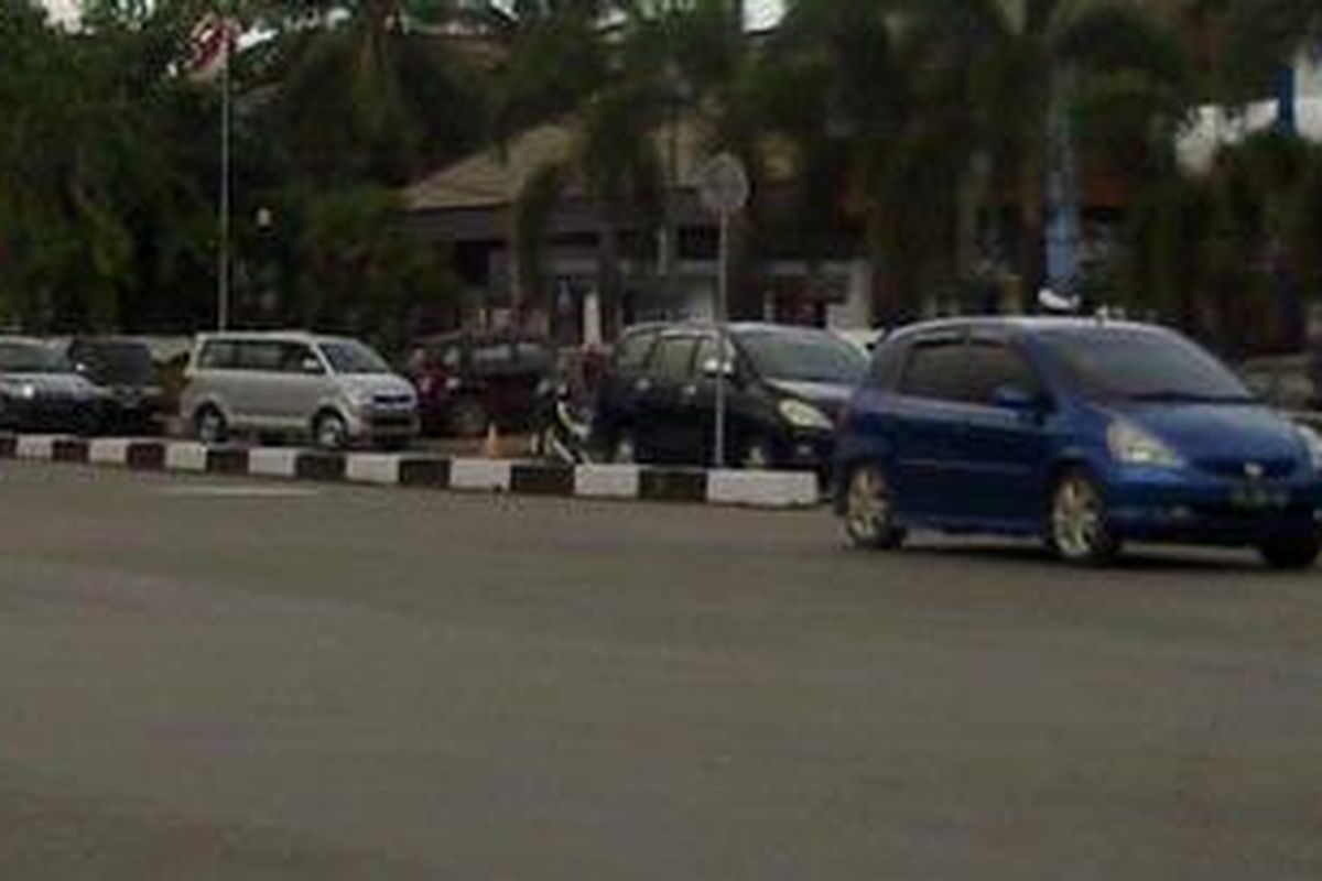 Median jalan di Jalan AP Pettarani dan Sultan Alauddin memperparah kemacetan di Kota Makassar.