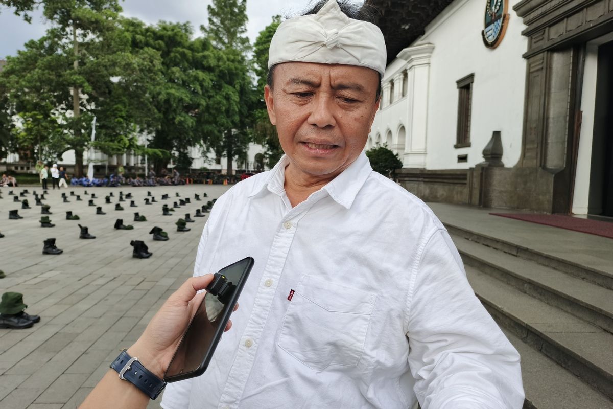 Sekretaris Daerah (Sekda) Jawa Barat, Herman Suryatman saat ditemui awak media di Gedung Sate, Kota Bandung, Senin (19/5/2025).