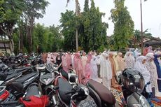 Tak Dapat Tempat untuk Shalat Id, Umat Islam Muhammadiyah Gelar Sajadah di Jalan Pondok Kopi Raya Jaktim