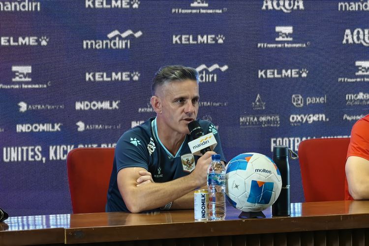 Pelatih Timnas Indonesia, John Herdman,, kala berbicara dalam konferensi pers jelang laga melawan Mozambik, di Stadion Utama Gelora Bung Karno, Senin (8/6/2026).