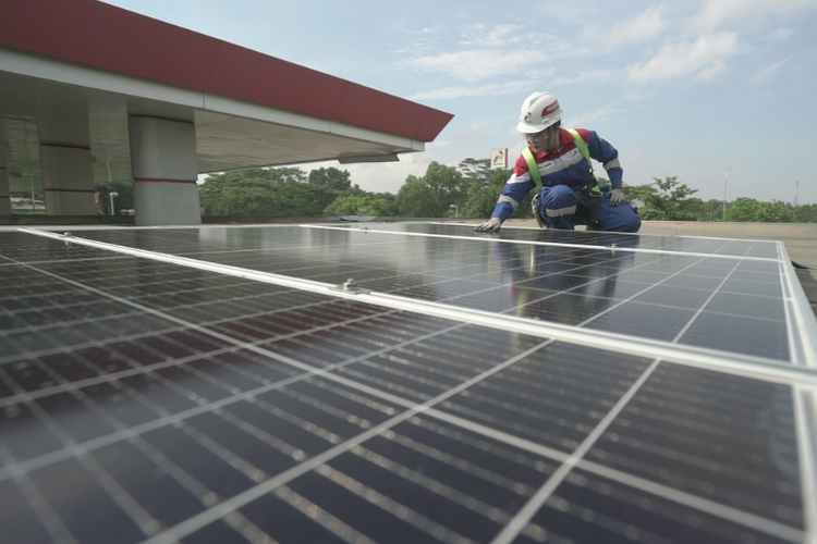 Pekerja Pertamina sedang melakukan pemasangan solar photo voltaic. 