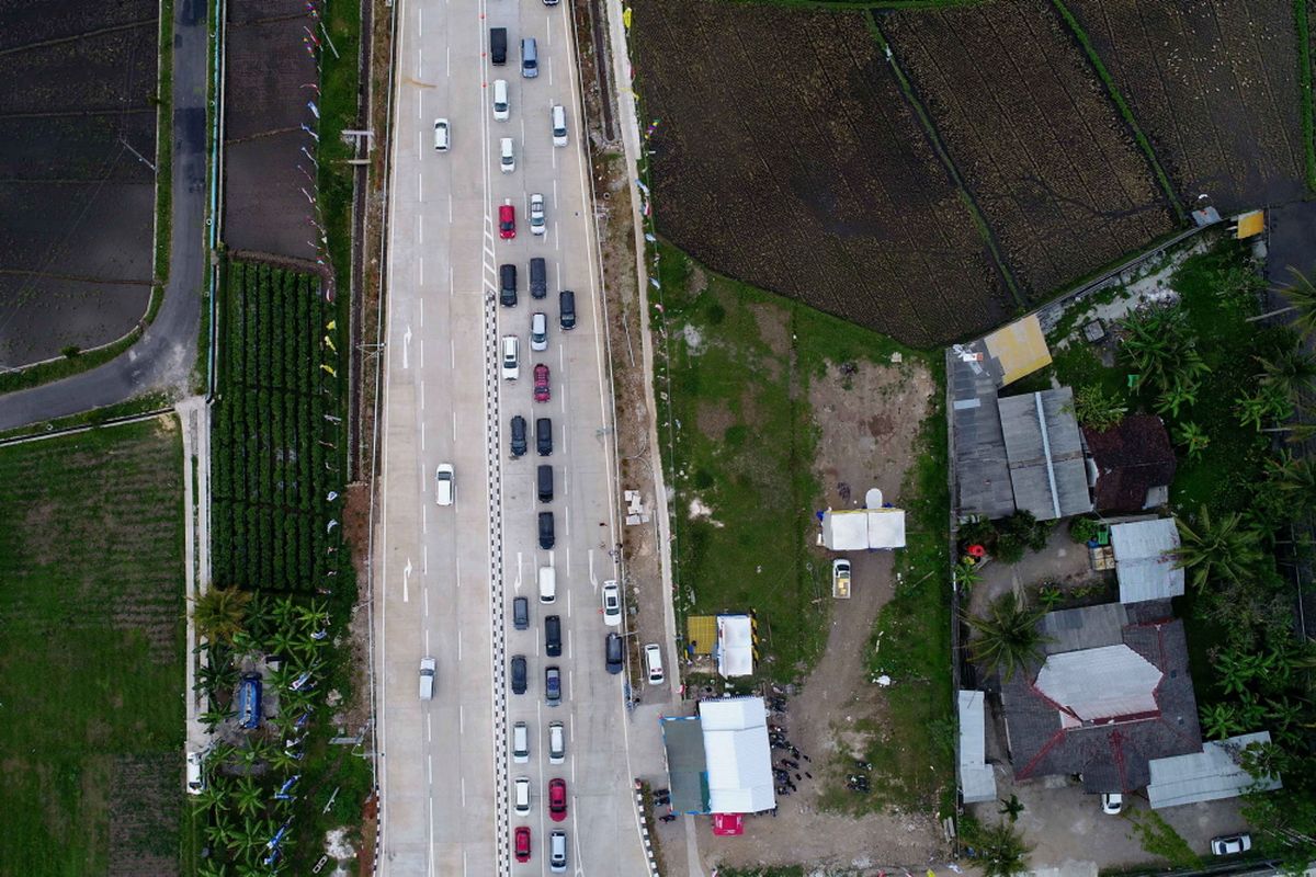 Kendaraan pemudik terpantau ramai keluar di Gerbang Tol Salatiga, Salatiga, Jawa Tengah, Rabu (21/6/2017). Pemudik berasal dari Jalan Tol Bawen-Salatiga yang sudah difungsionalkan pada H-7.