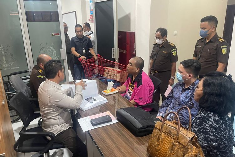 Christian Rudolf Tobing saat proses pelimpahan dari kepolisian ke Kejaksaan Negeri Jakarta Pusat, Senin (13/2/2023).