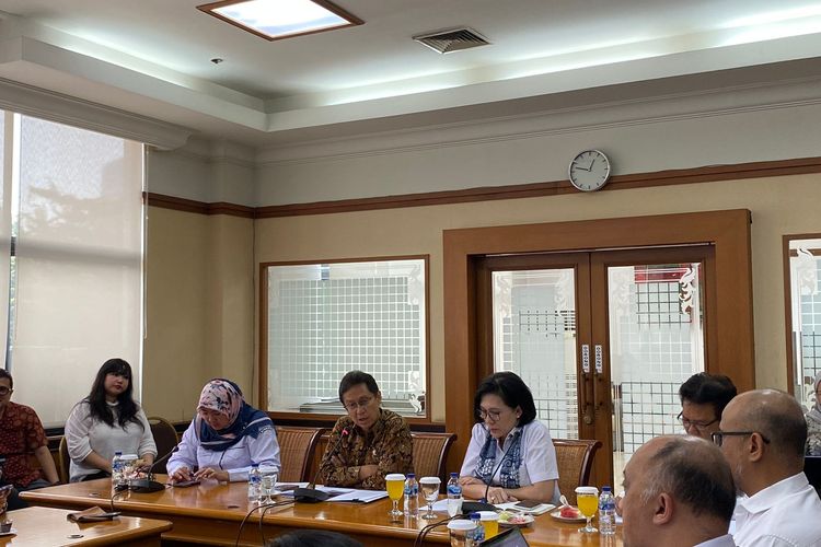 Menteri Kesehatan Budi Gunadi Sadikin menjelaskan rencana Kemenkes menindak perundungan di rumah sakit, dalam konferensi pers di Gedung Adhyatma Kemenkes, Jakarta Selatan, Kamis (20/7/2023). 
