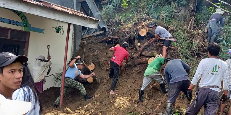 This handout photo released by the Police Regional Office-Cordillera (PROCOR) on July 27, 2022 shows villagers and rescue workers digging next to a chapel following a landslide caused by a 7.0-magnitude earthquake in the northern Philippines, in the village of Mayag in Bauko. (Photo by Handout / POLICE REGIONAL OFFICE-CORDILLERA (PROCOR) / AFP)