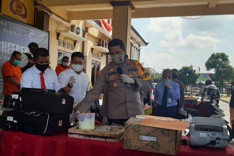 Kapolres Klaten AKBP Edy Suranta Sitepu menunjukkan barang bukti alat yang digunakan pelaku untuk mencetak uang palsu dalam press conference di Mapolres Klaten, Jawa Tengah, Senin (29/6/2020).