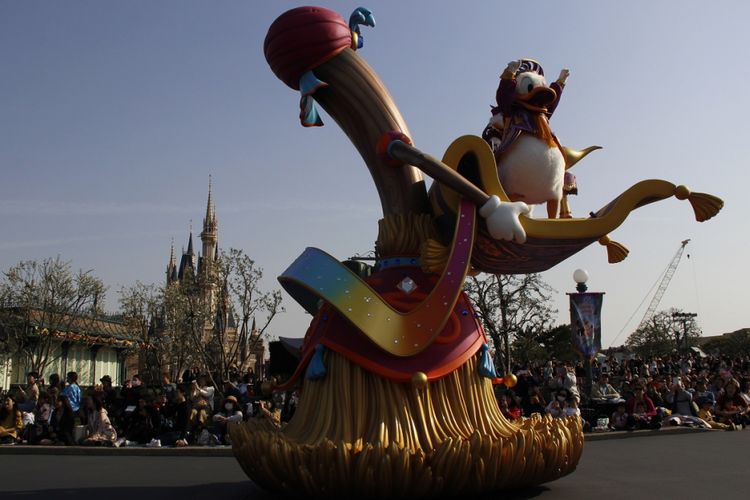 Donald Duck sebagai salah satu tokoh Disney tampil dalam parade di Tokyo Disneyland, Jumat (13/4/2018). Parade ini digelar dalam rangka perayaan ke-35 tahun Tokyo Disneyland.