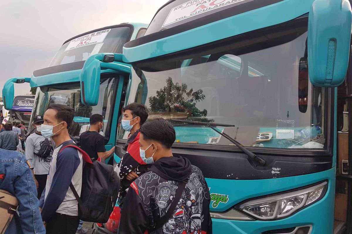 Suasana di Terminal Kalideres satu hari sebelum larangan mudik diterapkan, yakni Rabu (5/5/2021).