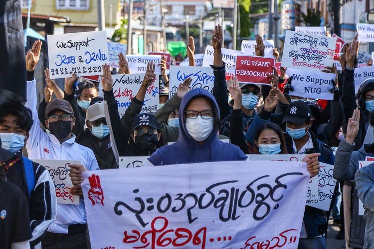 Pedemo Myanmar mengacungkan salam 3 jari dalam demo menentang kudeta dan menyerukan Spring Revolution di Taunggyi, negara bagian Shan, pada Minggu (2/5/2021).