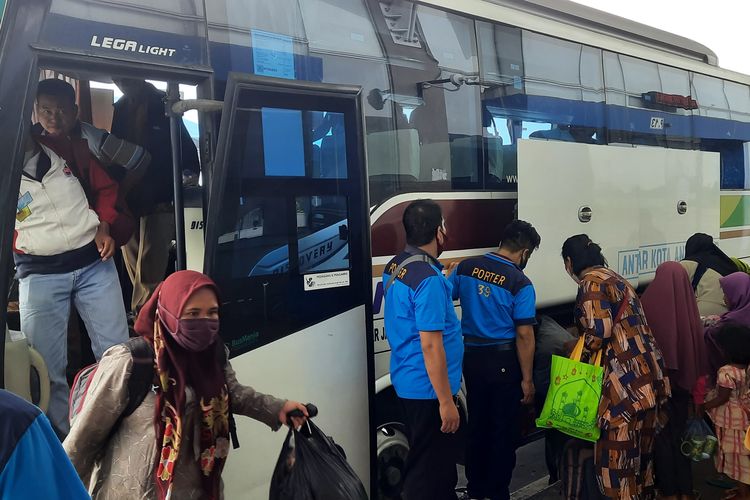 Para pemudik tiba di Terminal Terpadu Pulogebang, Jakarta Timur, pada Senin (9/5/2022) siang.