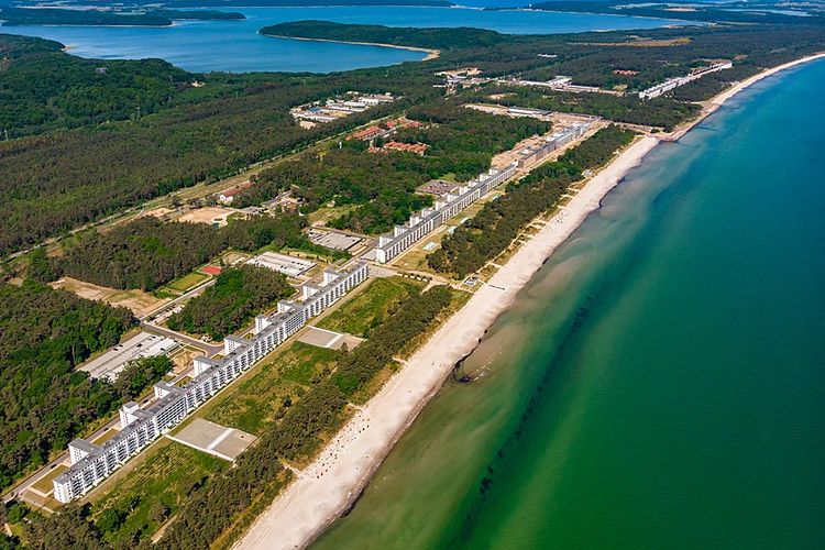 Prora, bangunan beton raksasa yang dulu dikhususkan untuk kamp liburan Adolf Hitler.