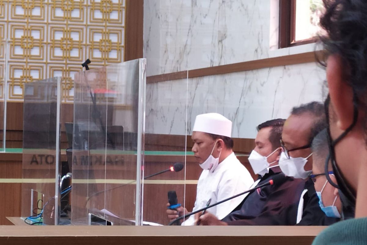 Terdakwa kasus penyebaran berita bohong babi ngepet di Depok, Adam Ibrahim, menjalankan persidangan lanjutan di Pengadilan Negeri Depok, Senin (20/9/2021) 
