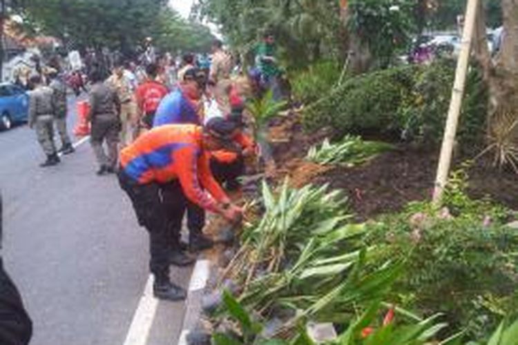 Perbaikan taman di sepanjang Jalan Darmo Surabaya.