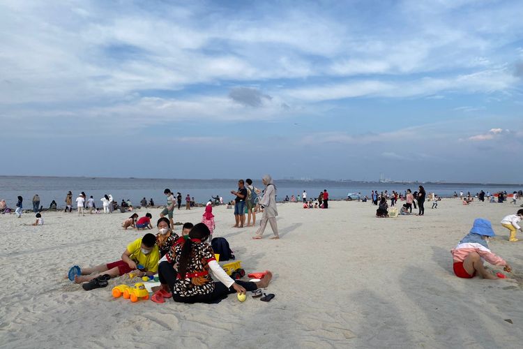 Suasana di Pantai Pasir Putih PIK 2, Rabu (29/6/2022). 