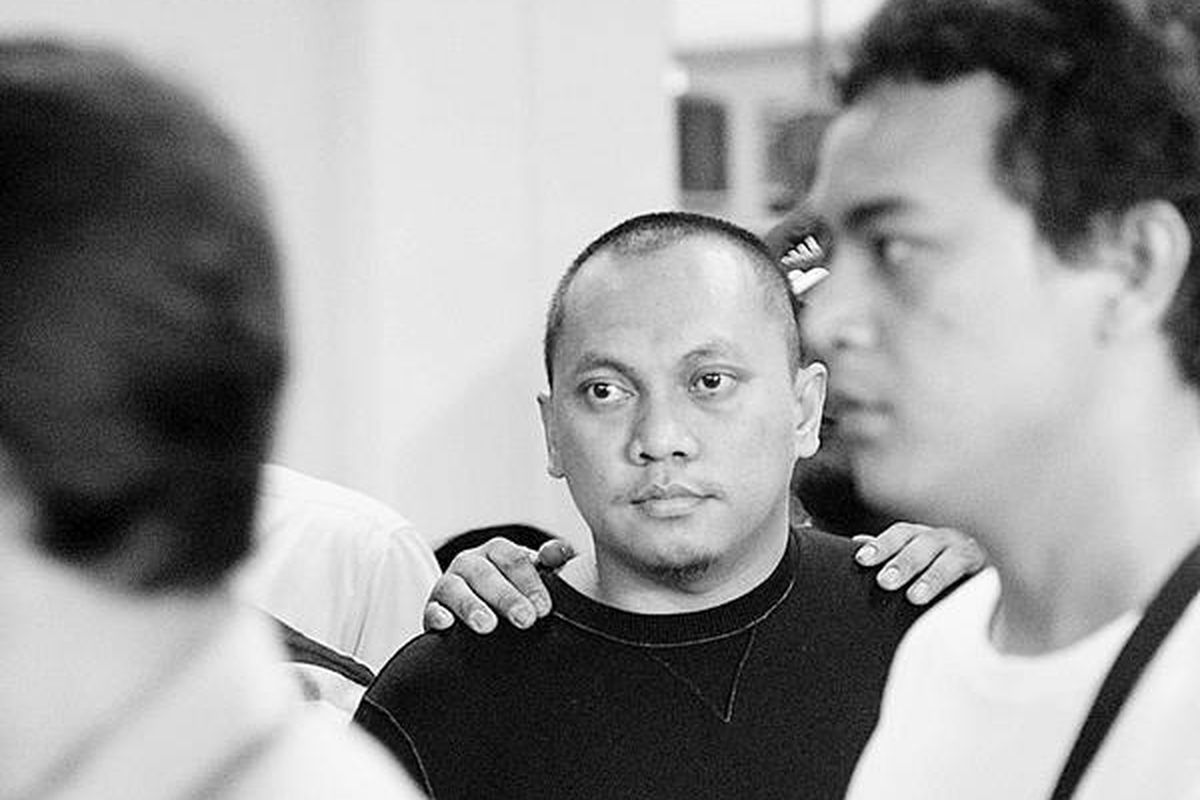 Pegawai Direktorat Jenderal Pajak, Gayus HP Tambunan, yang menjadi tersangka kasus penggelapan pajak sebesar Rp 24,6 miliar dikawal petugas keamanan saat tiba di Bandar Udara Soekarno-Hatta, Cengkareng, Tangerang, dari Singapura. Dia dibawa ke Mabes Polri, Rabu (31/3 ) .