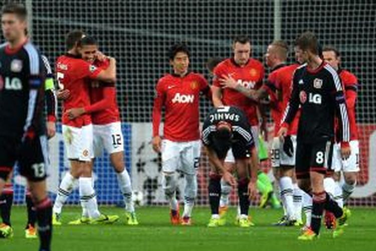 Para pemain Manchester United saat merayakan gol Chris Smalling ke gawang Leverkusen pada matchday kelima Grup A Liga Champions di Stadion Bay Arena, Rabu atau Kamis (28/11/2013). MU menang 5-0 pada laga tersebut. 