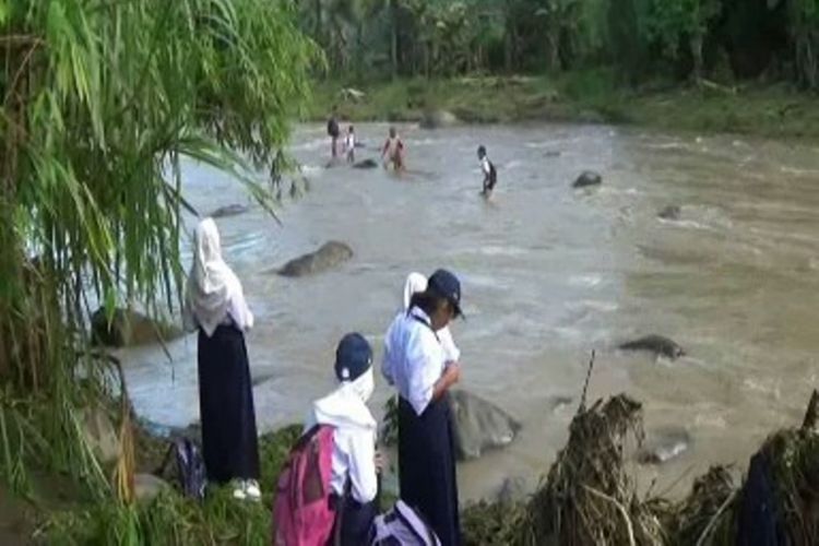 Siswa di Polewali Mandar sulawesi barat nekad menantang arus sungai yang deras sambil telanjang dada demi mengikuti ujian semeters tepat waktu.