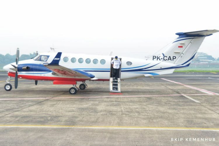 Prosesi lepas landas dan pendaratan di runway Bandara Halim menggunakan pesawat kalibrasi jenis King Air 350i PK-CAP, Selasa (12/7/2022). 