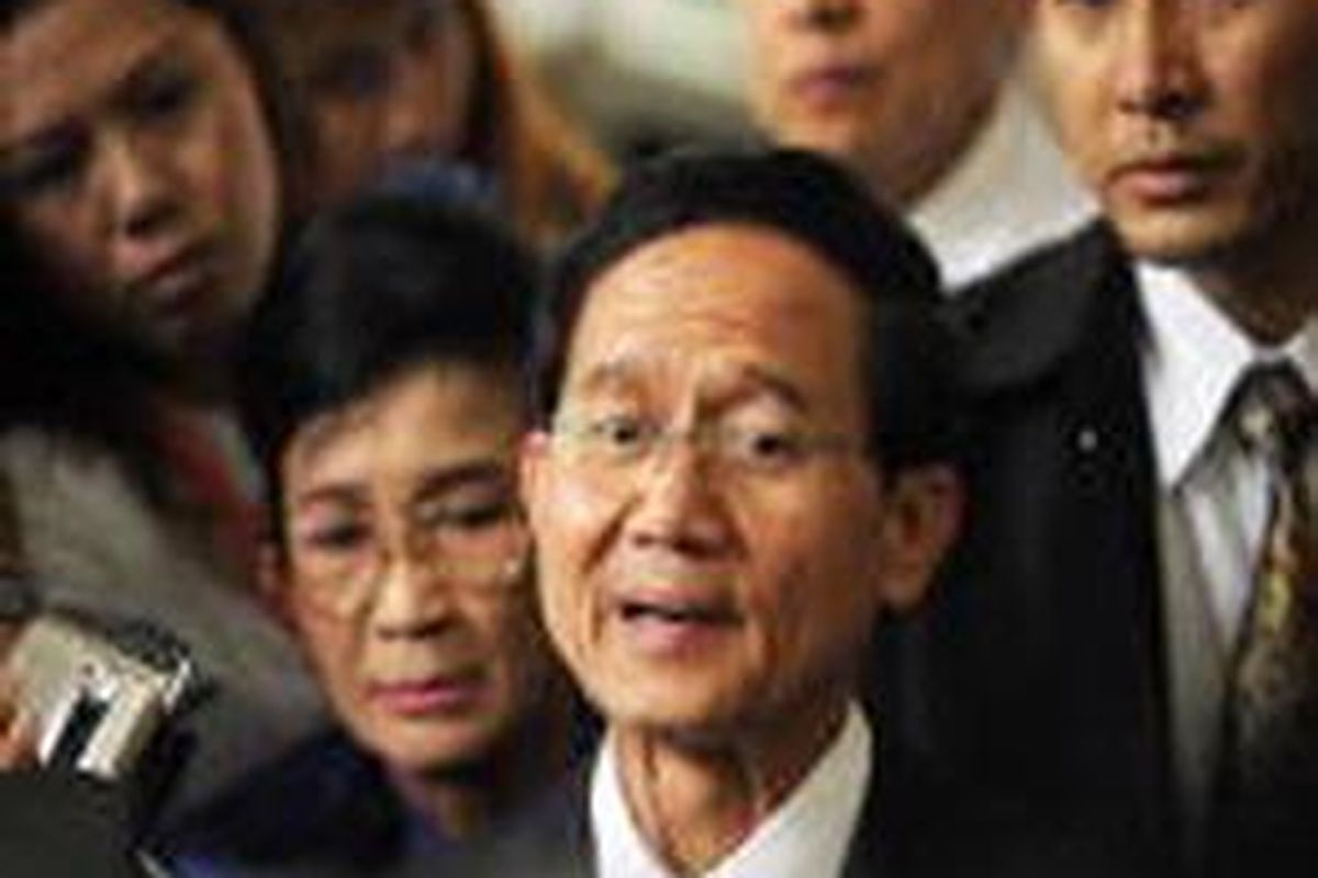 Perdana Menteri Thailand  Somchai Wongsawat menyampaikan keterangan ke wartawan saat tiba di Police General Hospital untuk membesuk demonstran yang cidera sehari setelah berlangsung unjuk rasa yang berubah menjadi rusuh di Bangkok, 8 Oktober 2008. 