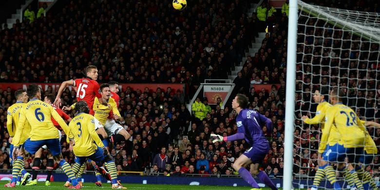 Penyerang Manchester United Robin van Persie membobol gawang Arsenal dengan kepalanya, pada laga Premier League, di Old Trafford, Minggu (10/11/2013).