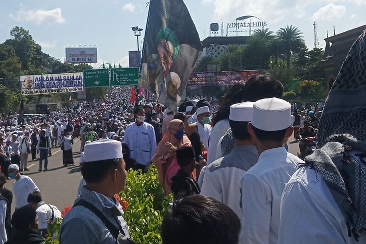 Kawasan Puncak Bogor Jawa Barat dipadati jemaah simpatisan dari Front Pembela Islam (FPI) dalam menyambut kedatangan Rizieq Syihab pada Jumat (13/11/2020).