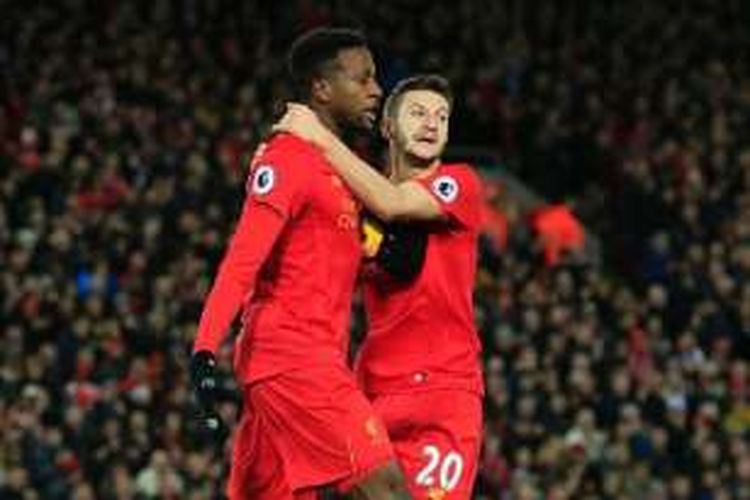 Gelandang Liverpool, Adam Lallana, merayakan gol Divock Origi ke gawang West Ham United pada pertandingan di Anfield, Minggu (11/12/2016).