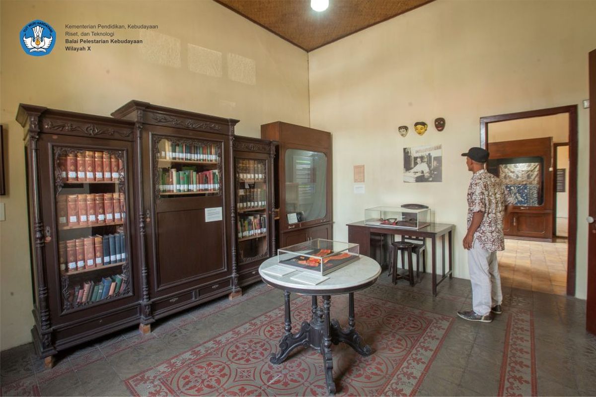 Koleksi buku milik Ki Hadjar Dewantara di Museum Dewantara Kirti Griya, Yogyakarta