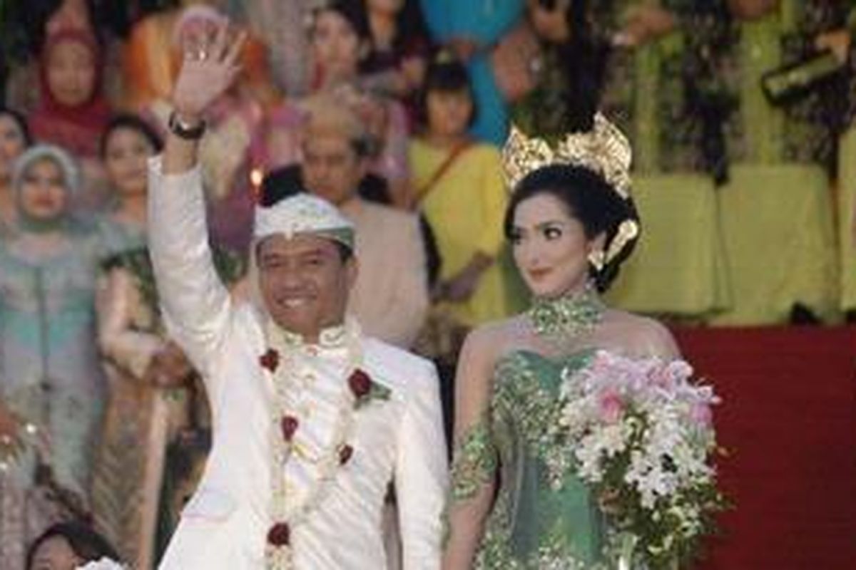 Pasangan Anang Hermansyah dan Ashanty dalam acara ngunduh mantu di Jember, Jawa Timur, Jumat (6/7/2012).
