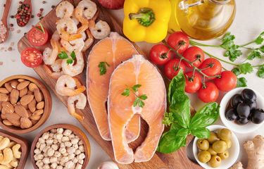 Ilustrasi makanan penurun kolesterol, salah satunya ikan salmon.